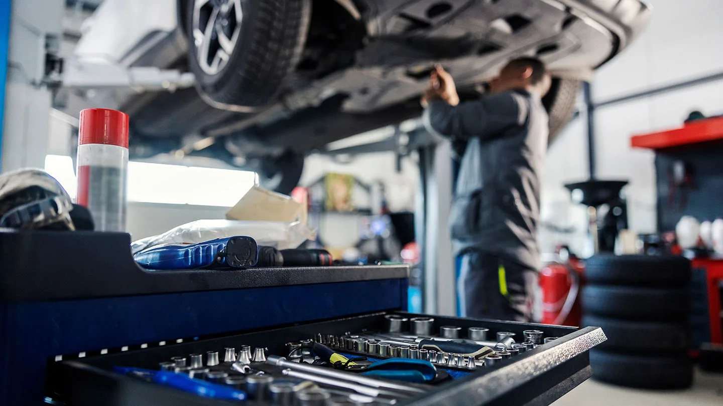 Auto wird auf die Hebebühne gesetzt