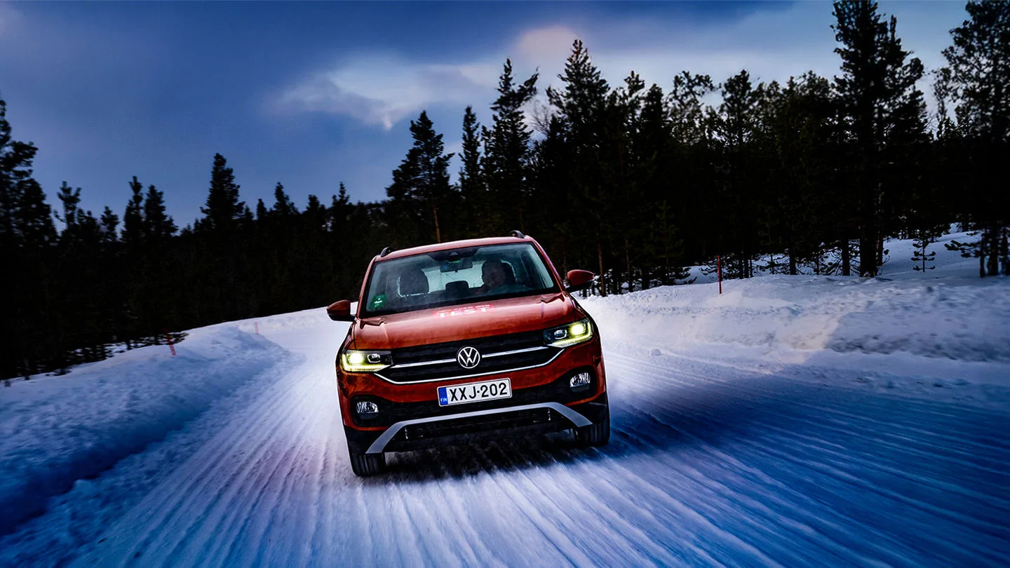 Fahrendes Auto bei schneebedeckter Straße