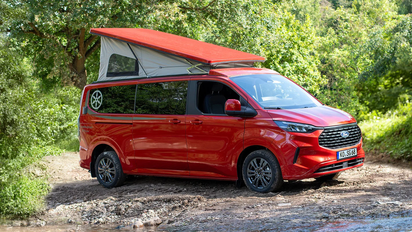 roter Campervan mit Aufstelldach