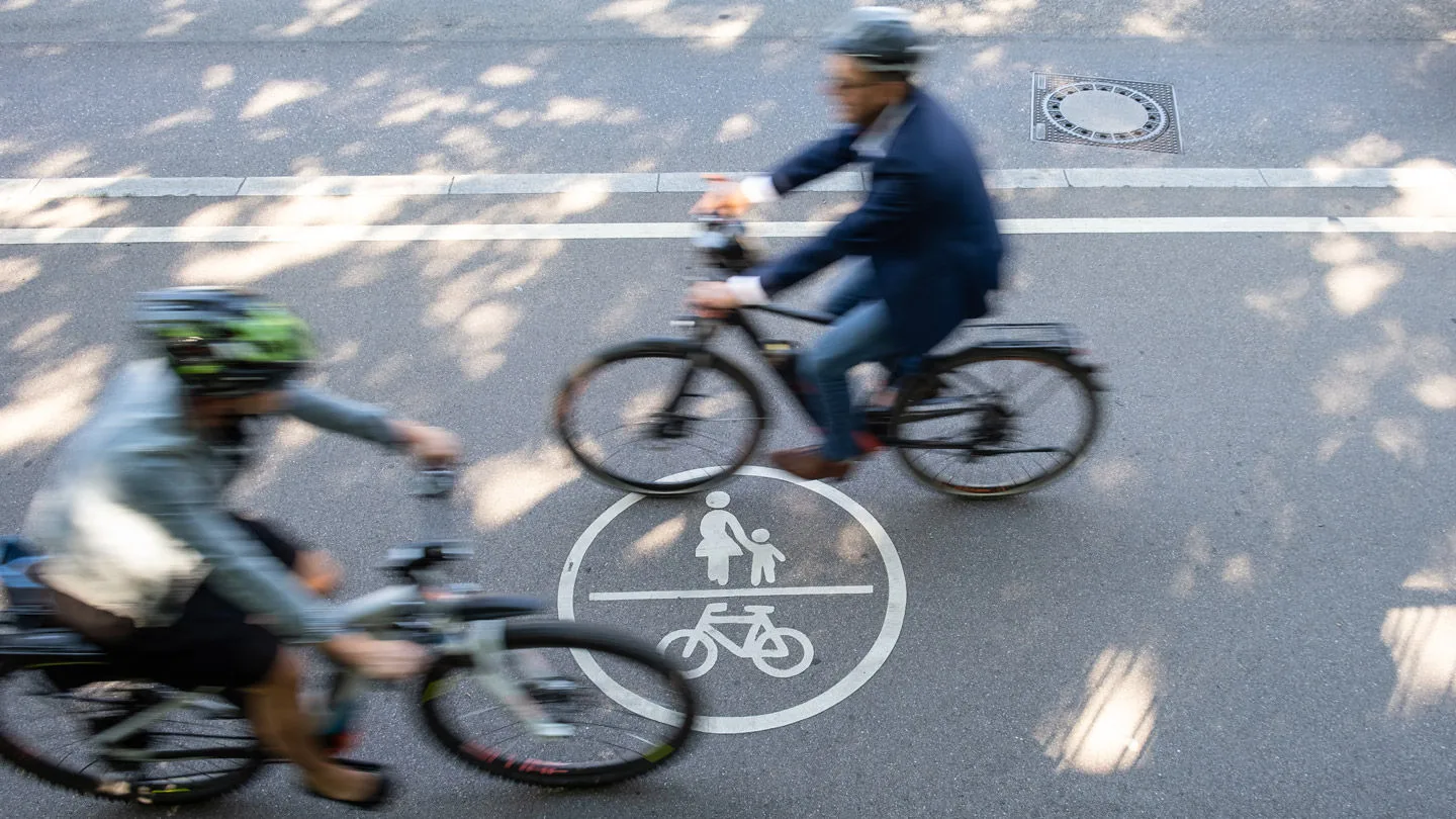Radfahrer auf einem Radweg