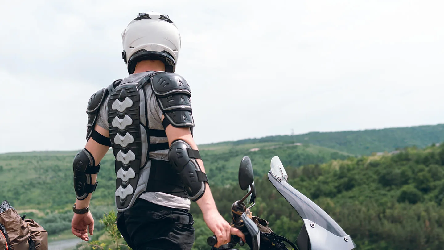 Motorradfahrer mit Protektoren