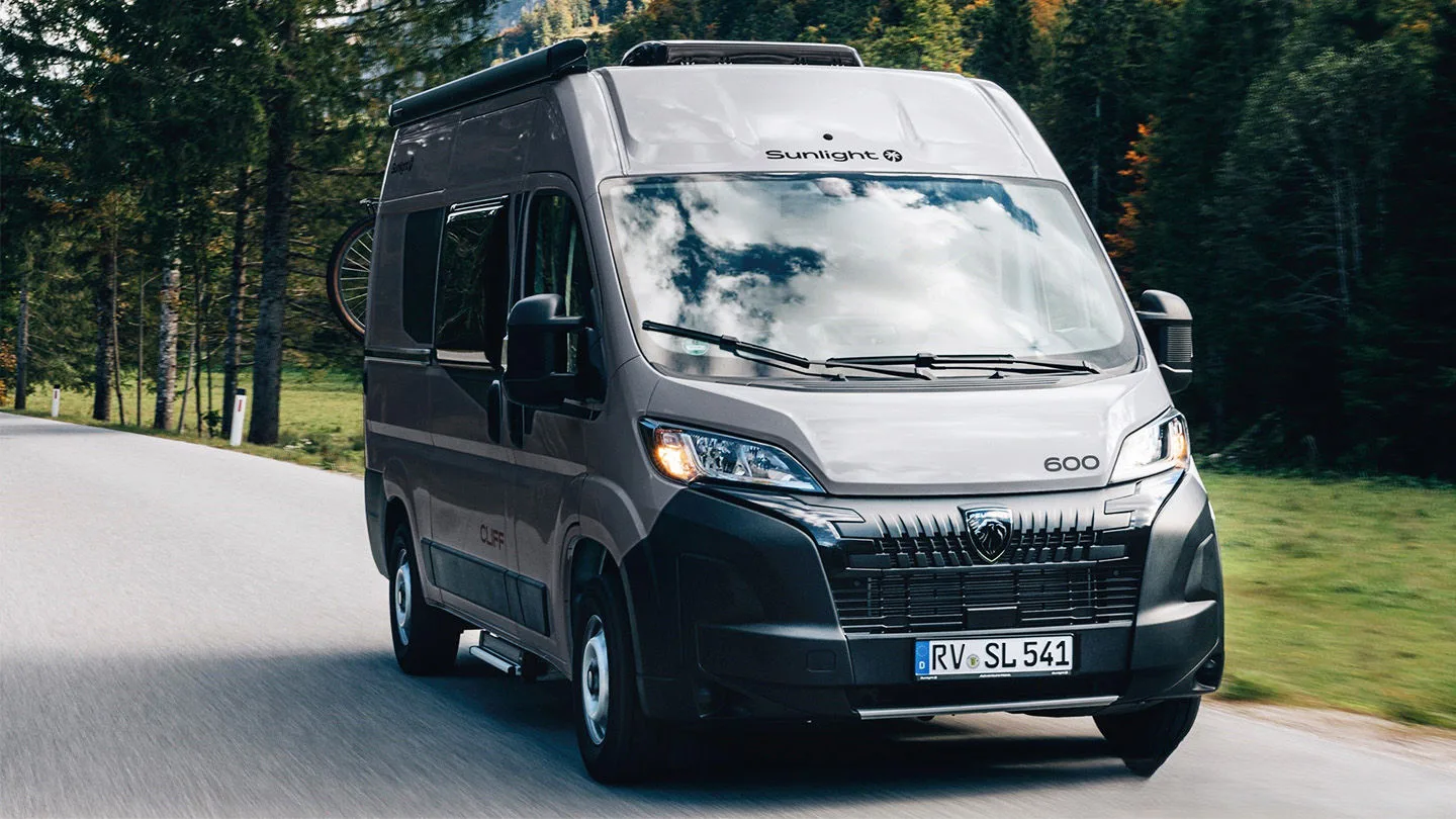 Intercaravaning Campervan auf der Straße