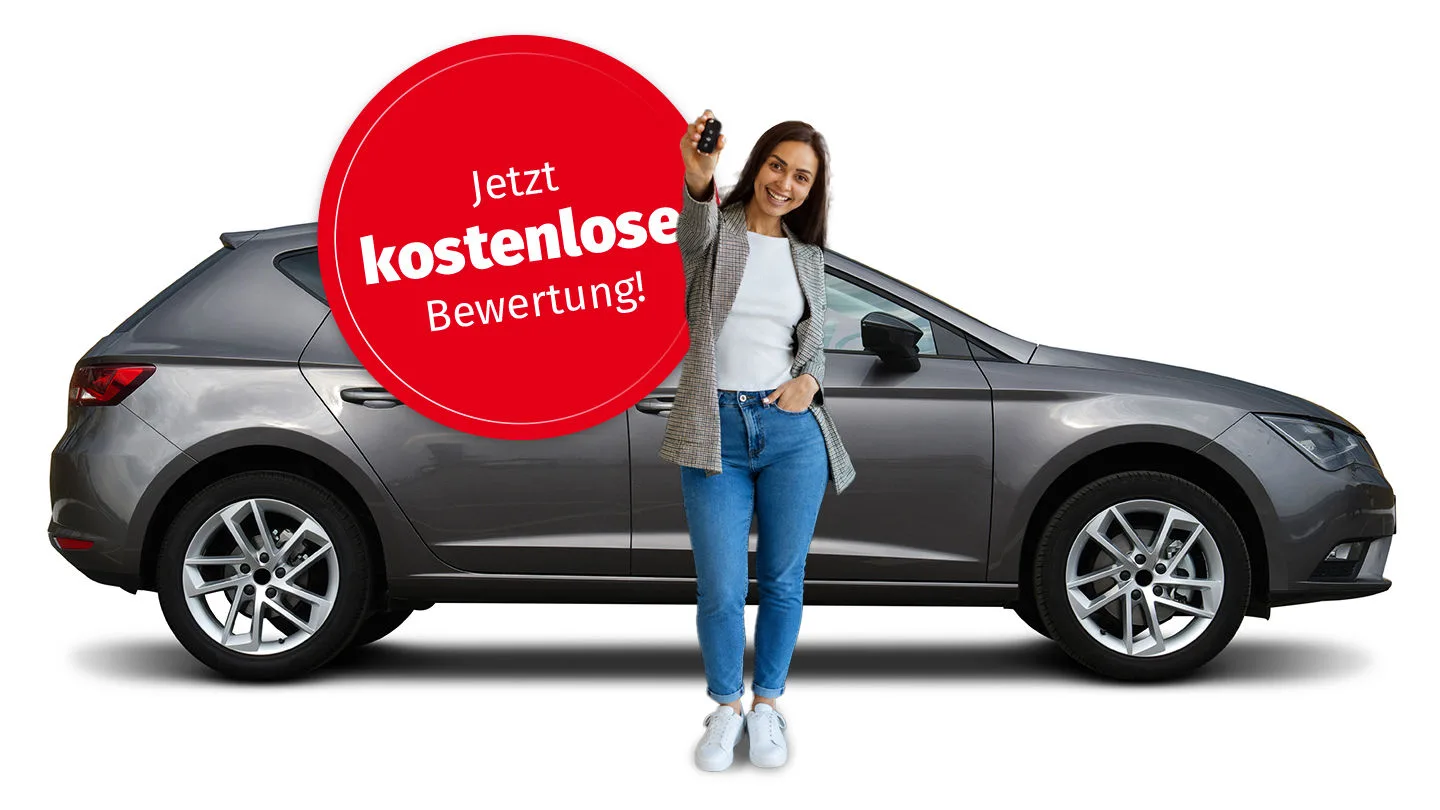 Eine Frau steht vor einem grauen Auto und hält einen Autoschlüssel hoch. Störer: Jetzt kostenlose Bewertung!