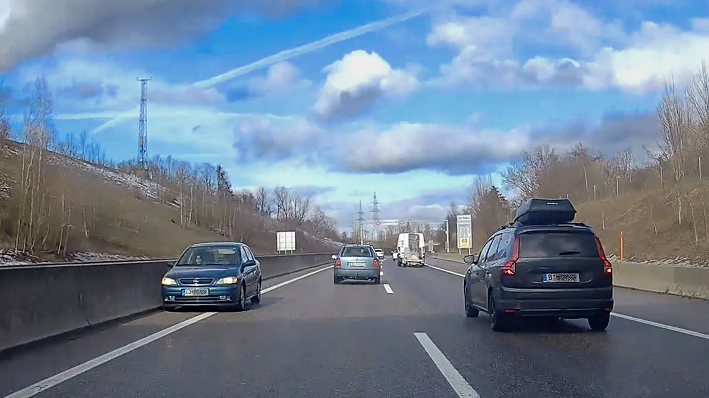 Geisterfahrer stoppt an Leitplanke