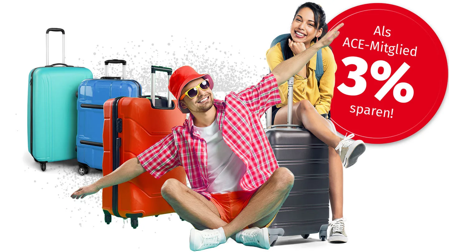 Ein Paar sitzt mit mehreren Koffern da und freut sich über den Clubvorteil bei Urlaub und Reisen beim ACE.