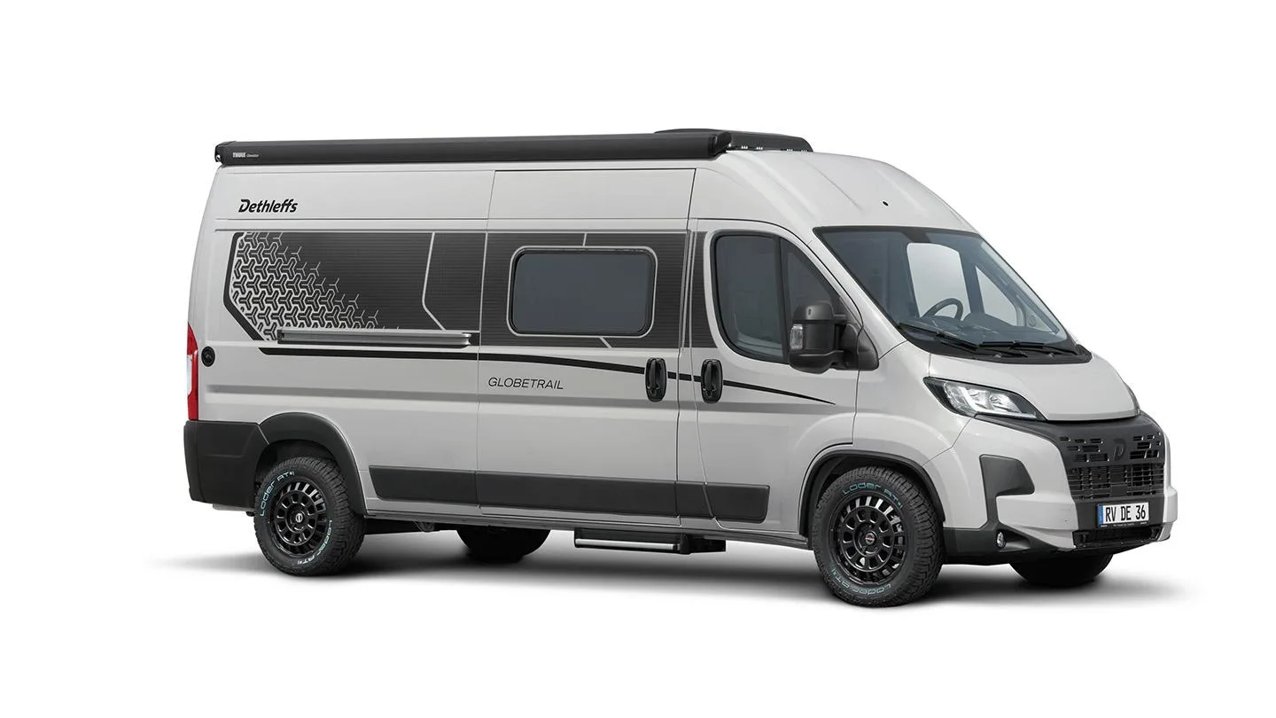 Ein weiß-schwarzes Wohnmobil 