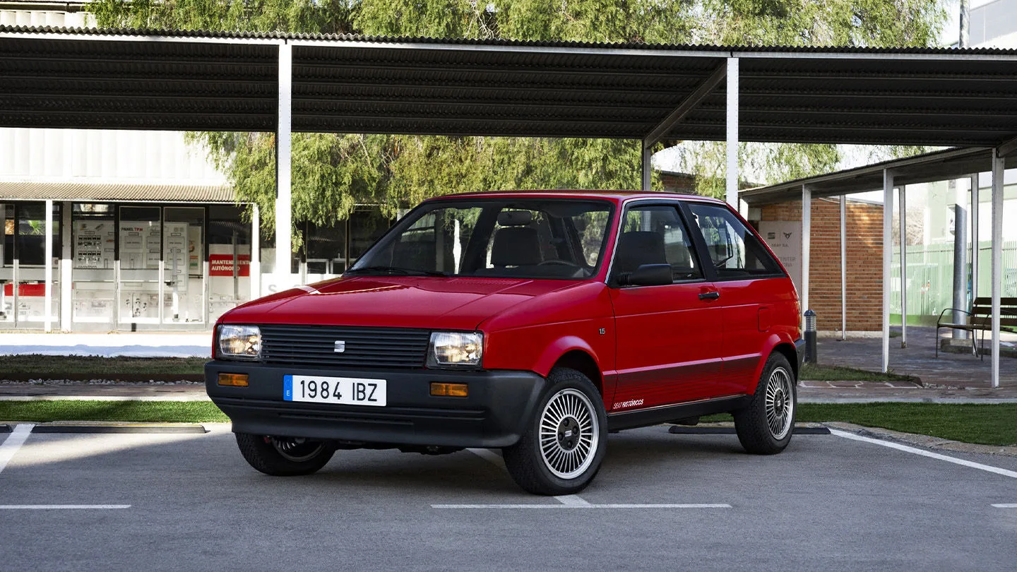 Seat Ibiza von 1984 Front- und Seitenansicht