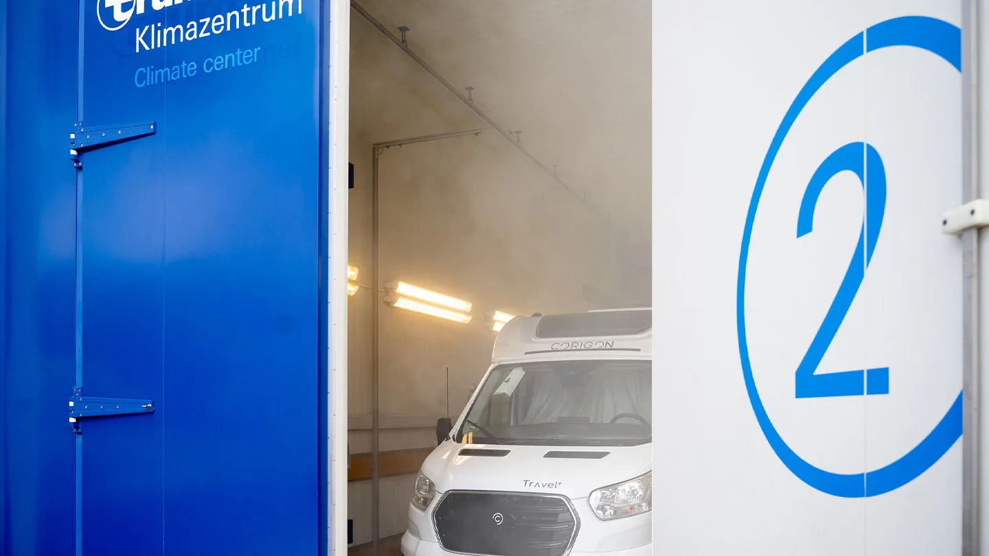 Wohnmobil fährt aus einer Klimakammer heraus 