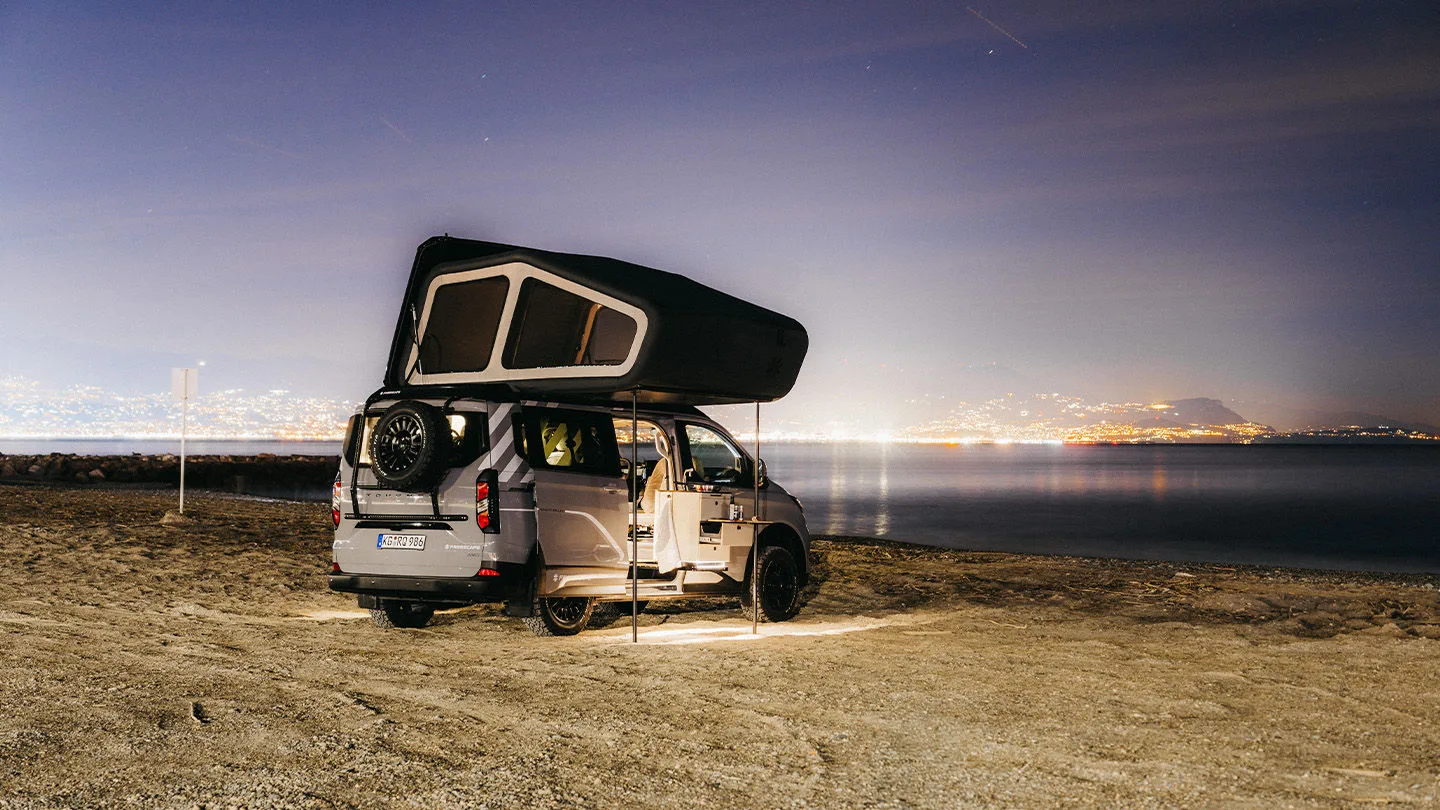 Auto mit Schlafdachzelt