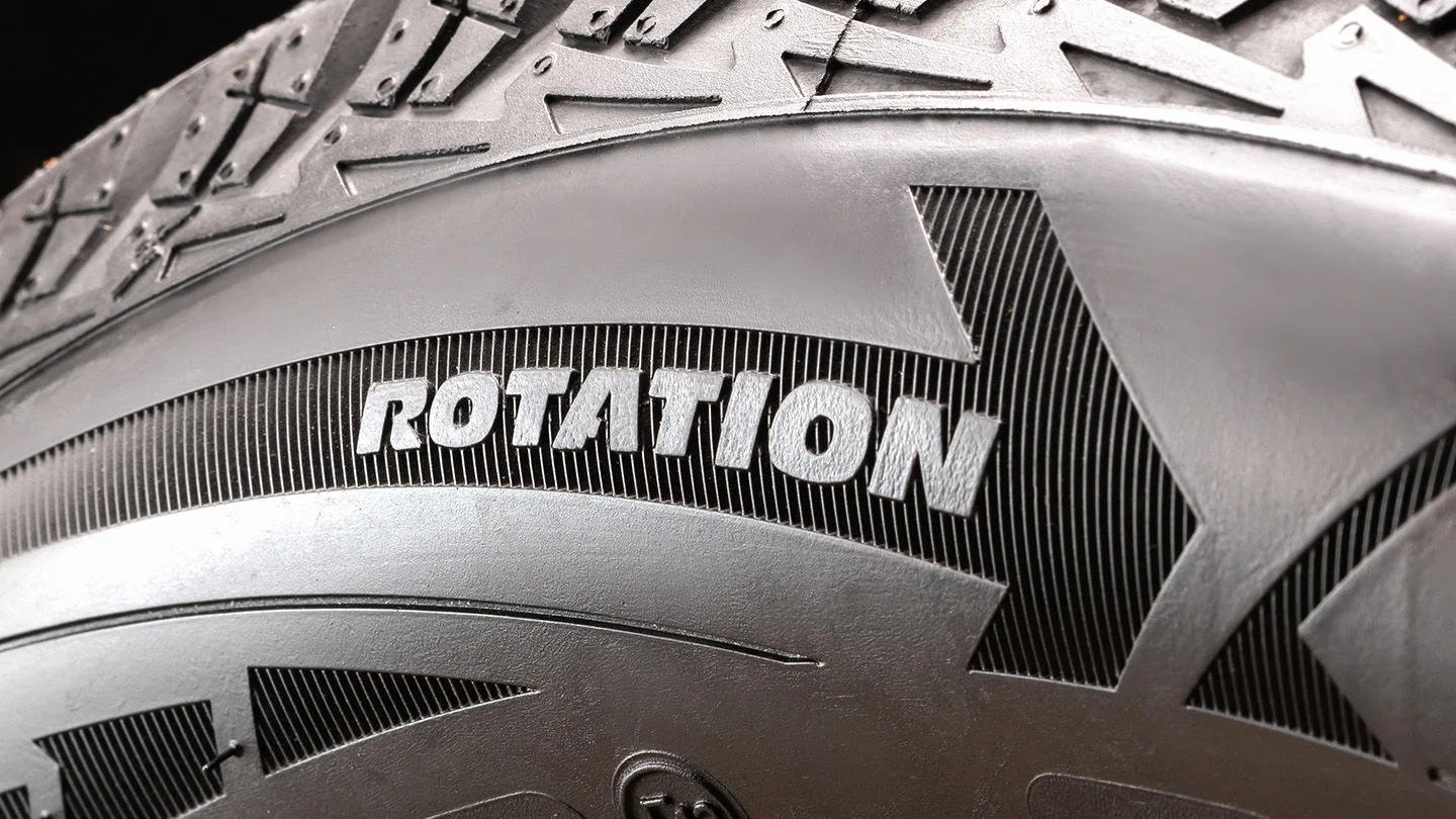 Detailaufnahme eines Autoreifens, die Aufschrift Rotation ist zu sehen