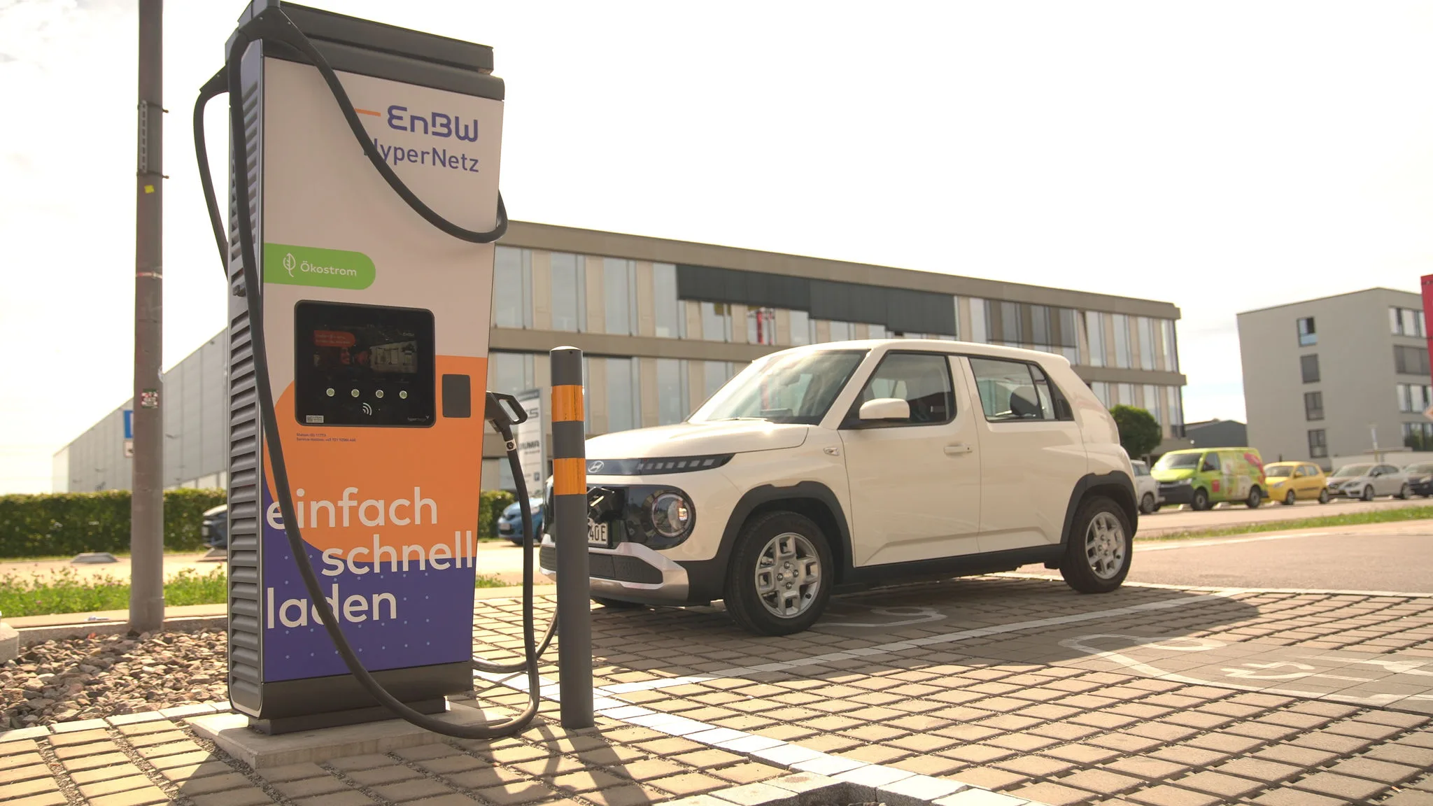 weißer Hyundai Inster beim Ladevorgang