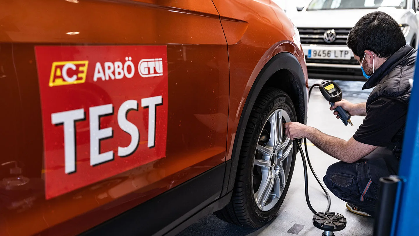 Bei einem Auto wird der Luftdruck gemessen