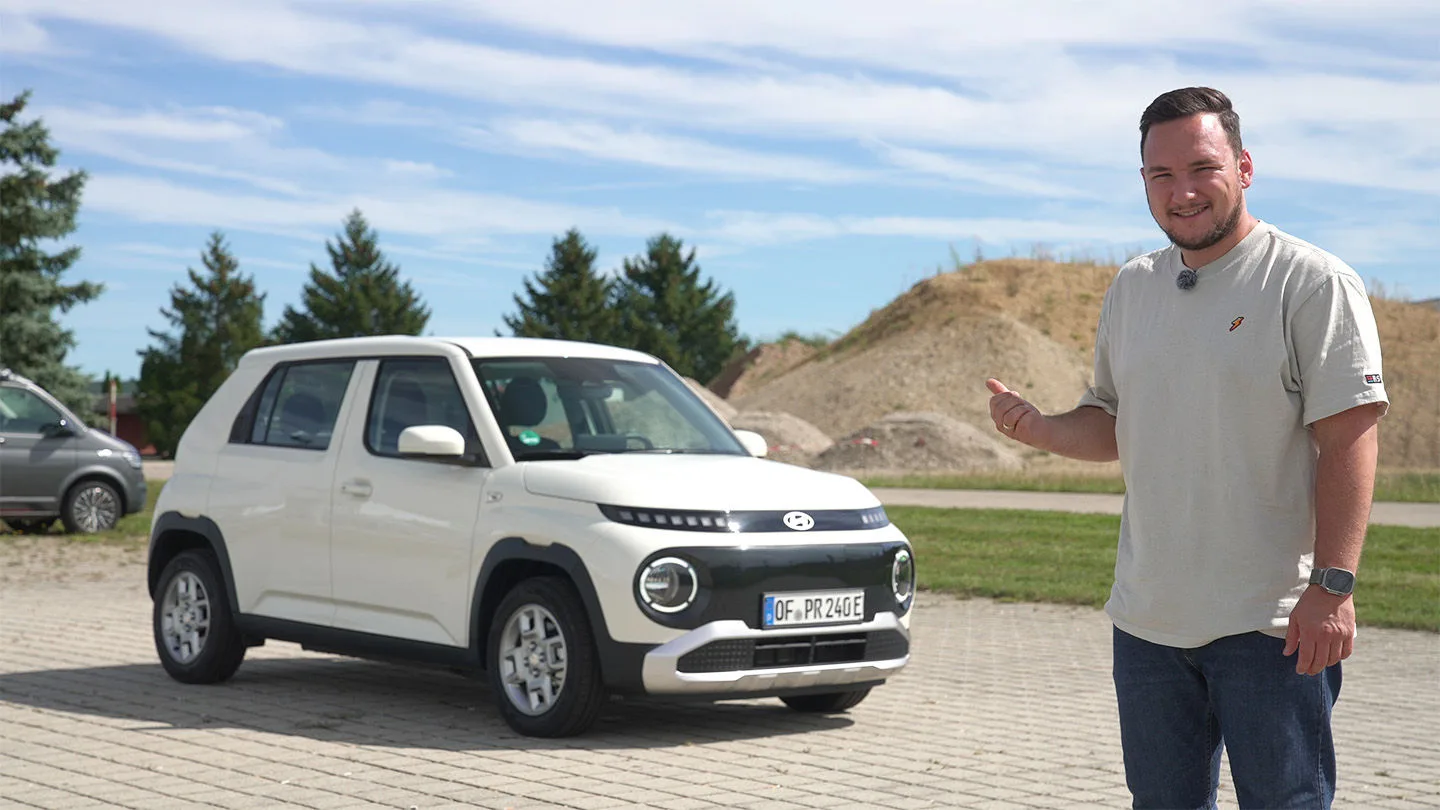 weißer Hyundai Inster Select und Jonas Thoß daneben