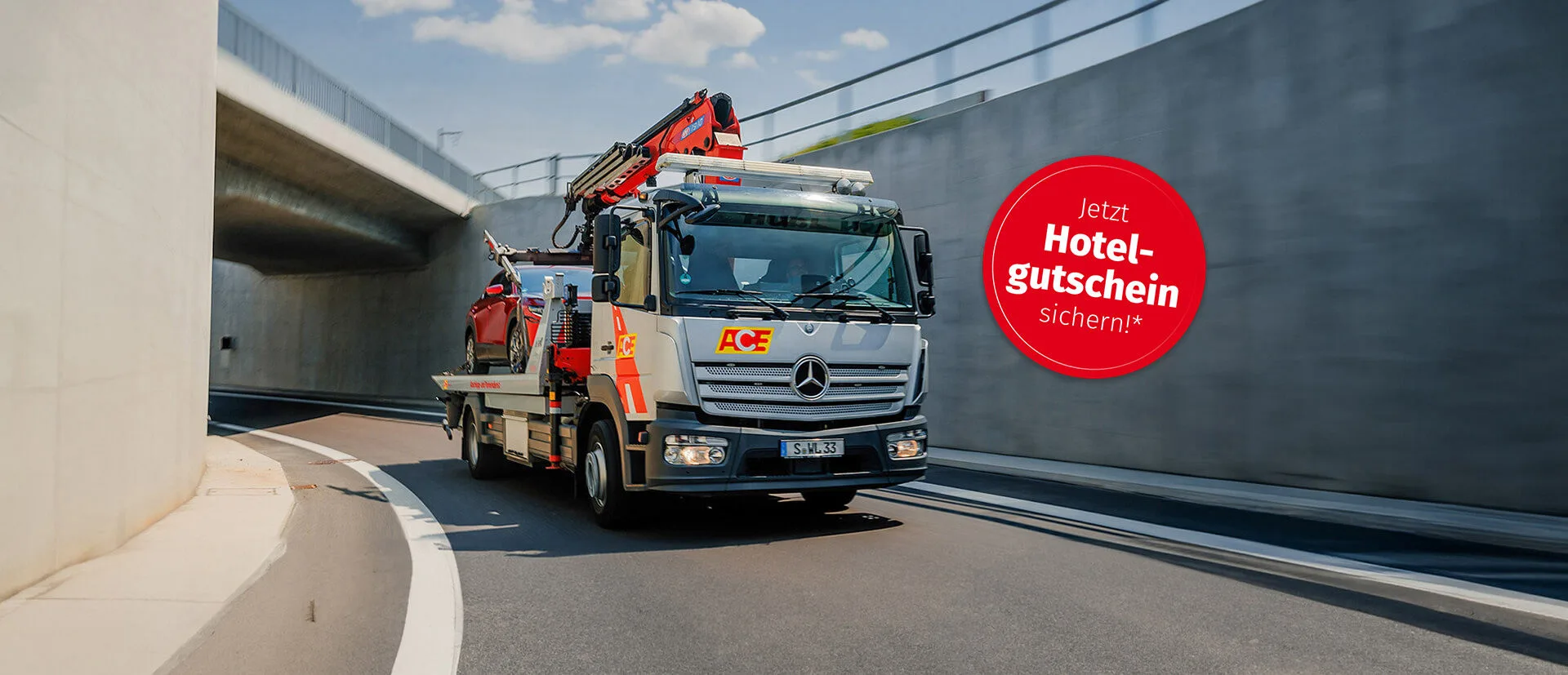 Abschlepper fährt unter Brücke