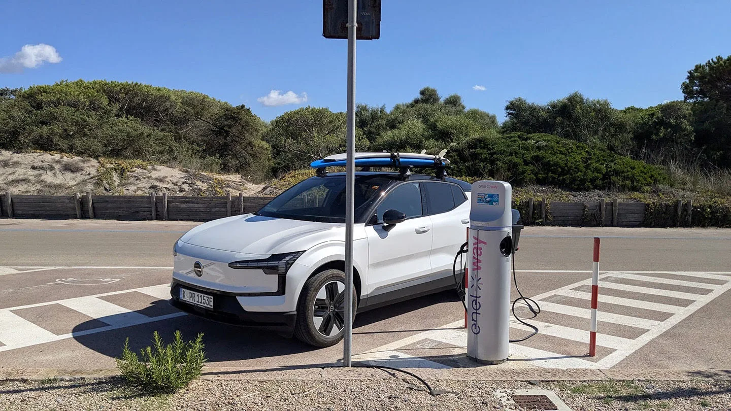 Ein Elektroauto lädt an einer öffentlichen Ladesäule auf einem Parkplatz in Slowenien