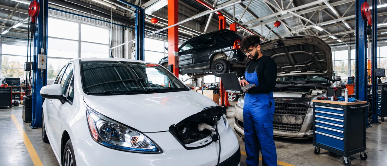 E-Auto in einer Werkstatt