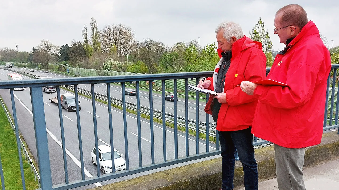 Männer auf der Autobahnbrücke