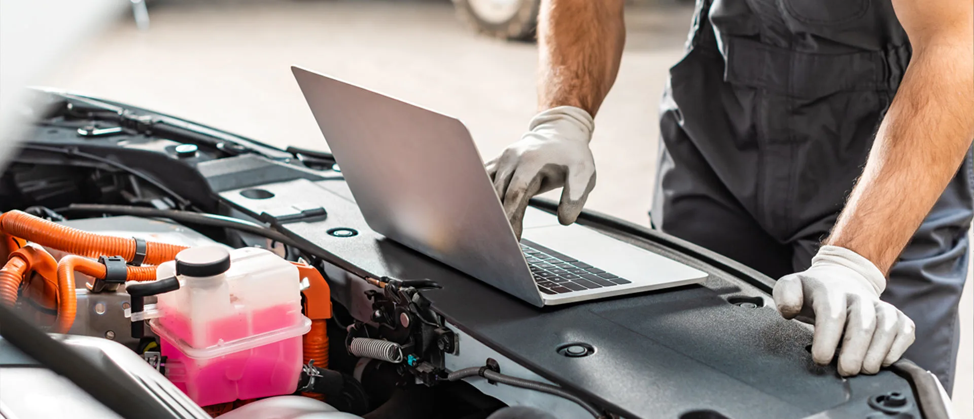 Auto wird in der Werkstatt per Laptop ausgelesen.