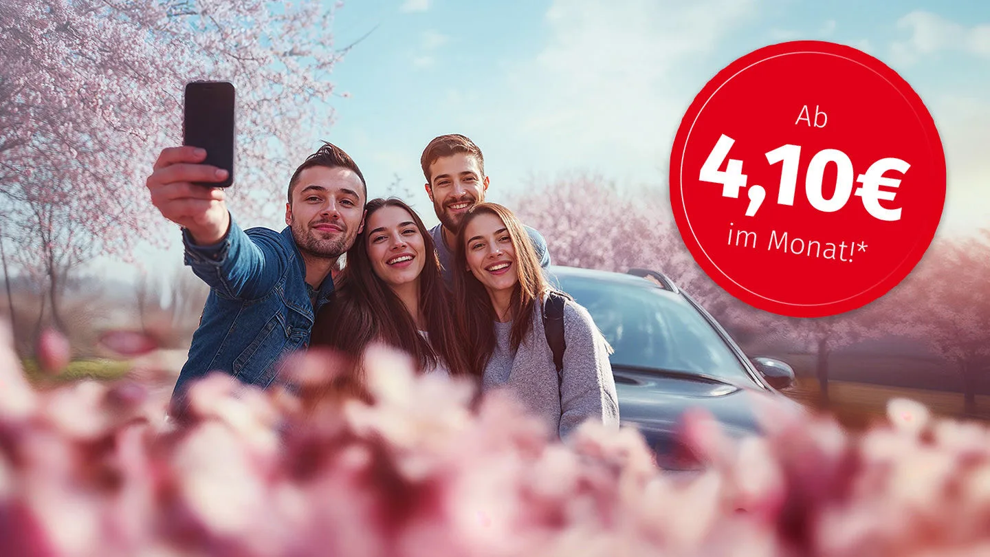 Junge Leute hinter lila Blumen