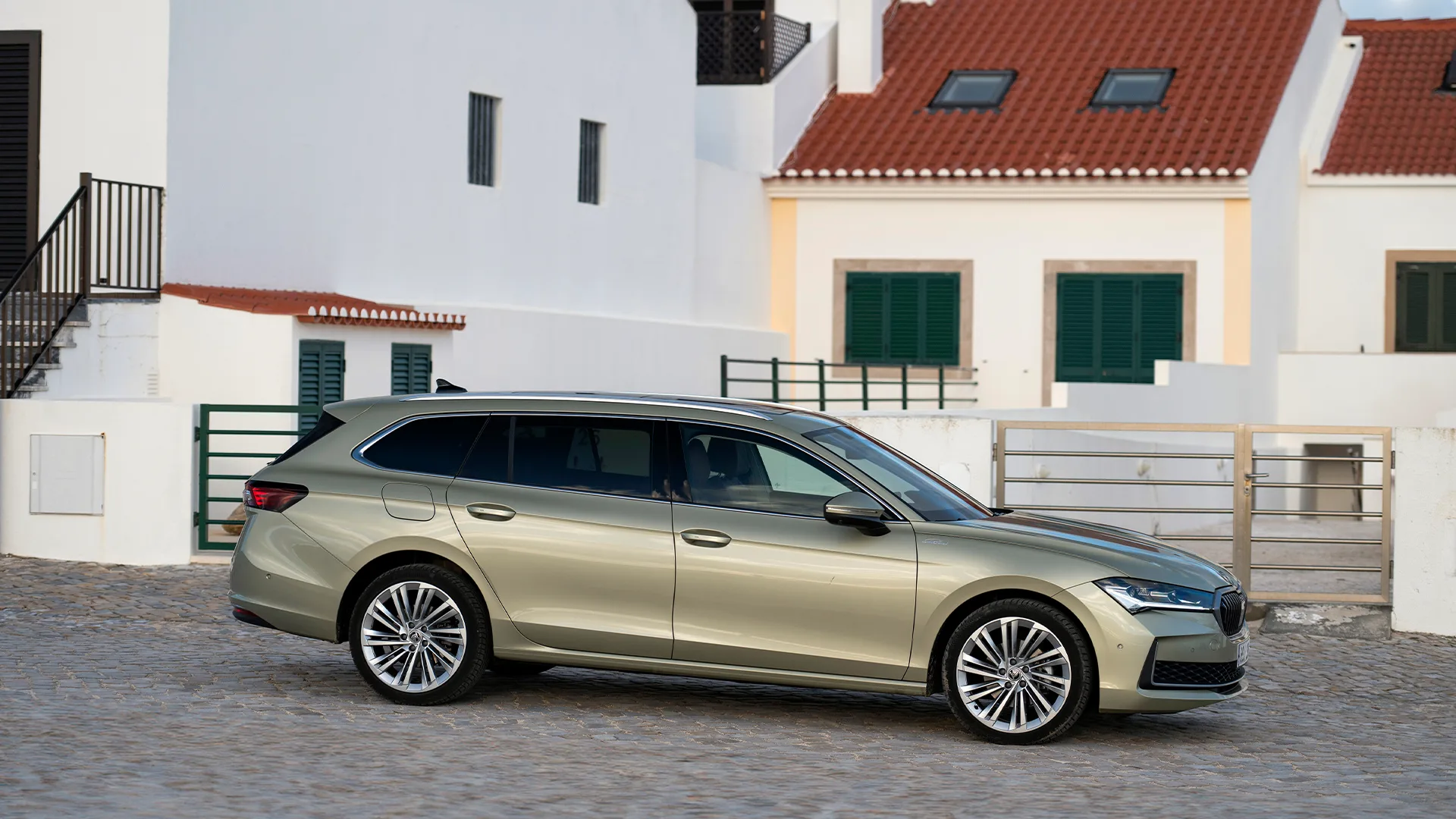 Skoda Superb Combi seitlich