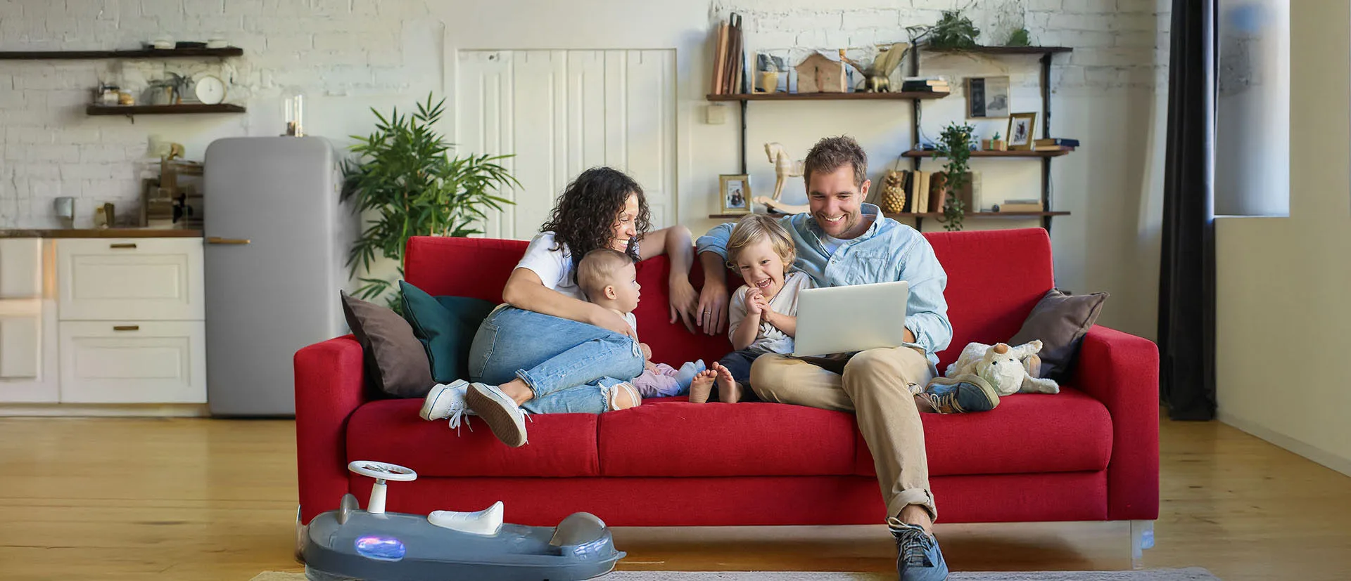Ein Mann und eine Frau kuscheln auf dem Sofa und freuen sich über die Vorteile beim ACE.