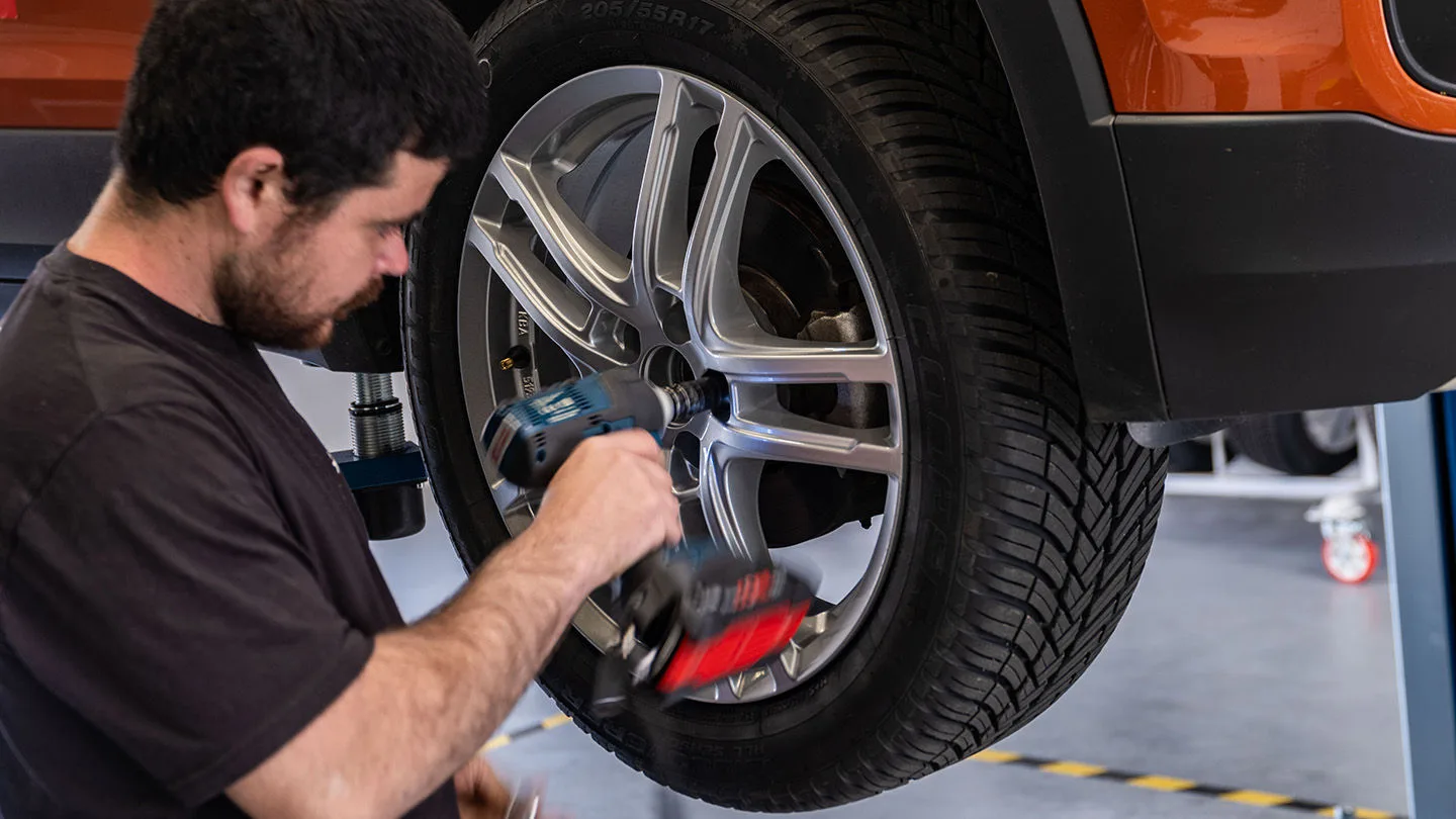 Reifen wird an Auto montiert