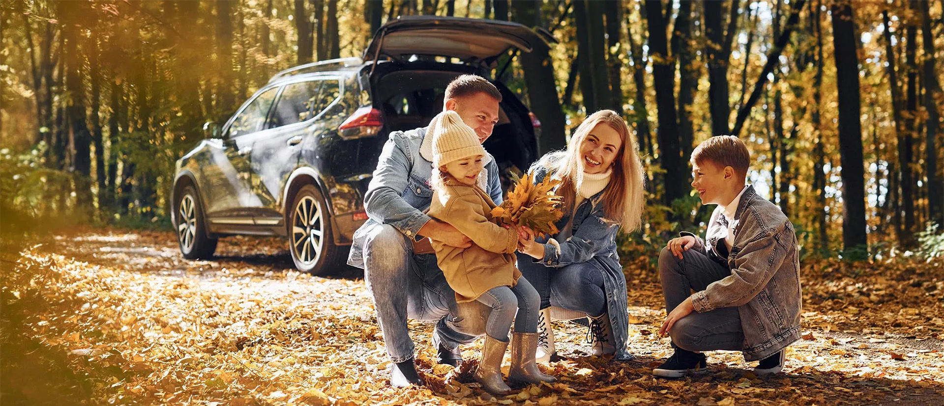 Eine Familie, die im Herbst in einem Wald ist