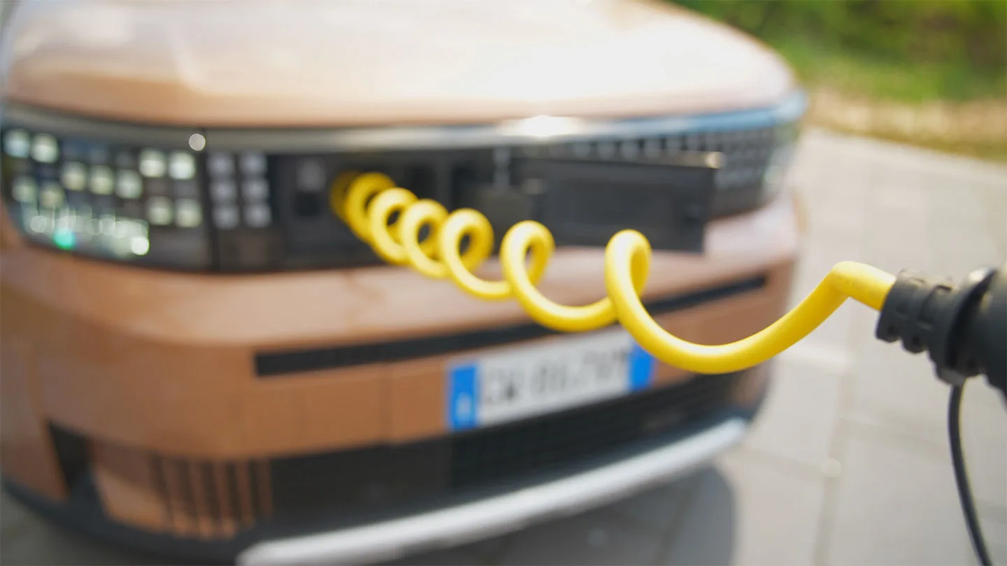  Fiat Grande Panda beim Ladevorgang