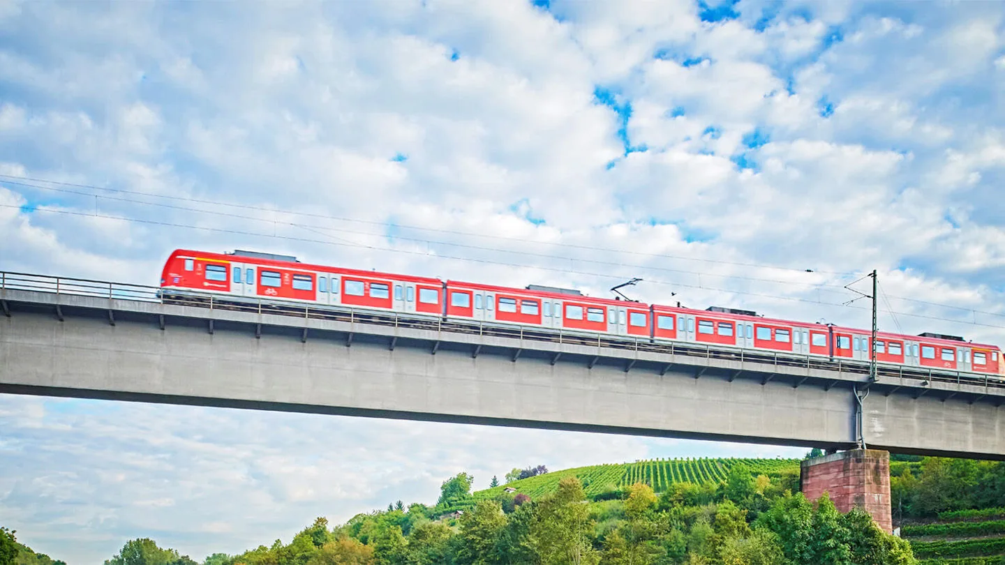 Regionalbahn fährt über eine Brücke 
