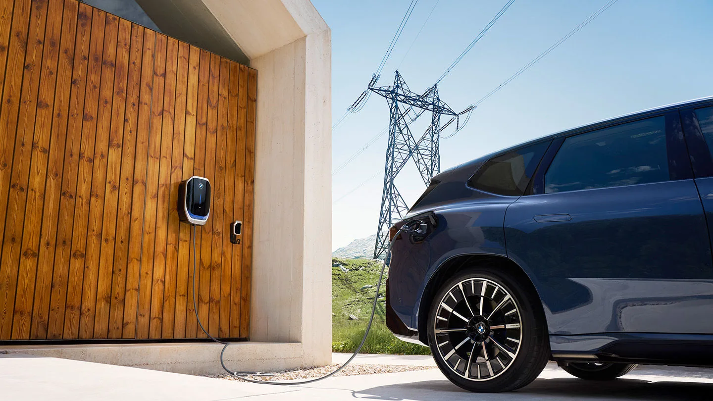 BMW-IX3 vor einer Garage