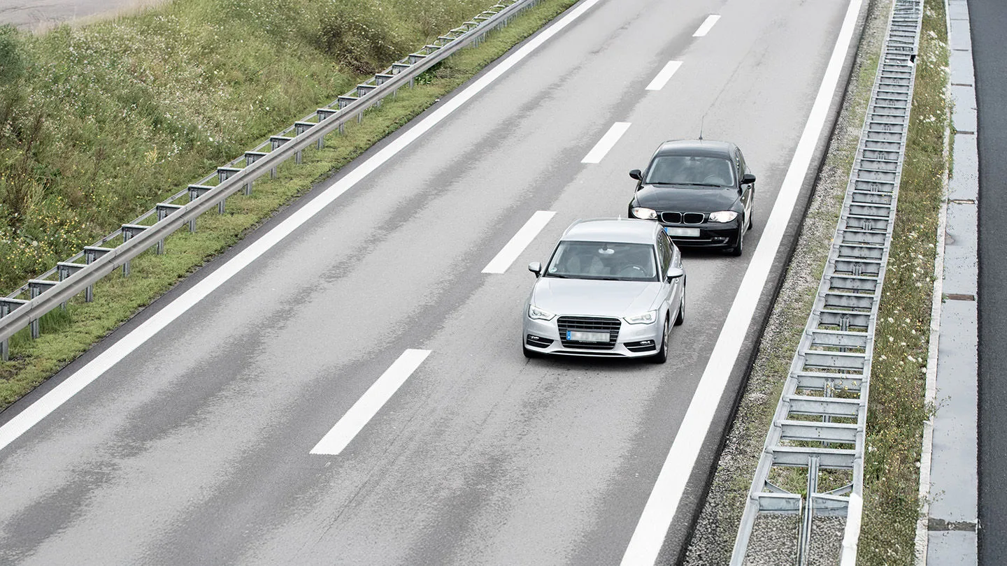 Ein Auto gibt Lichthupe auf der Autobahn
