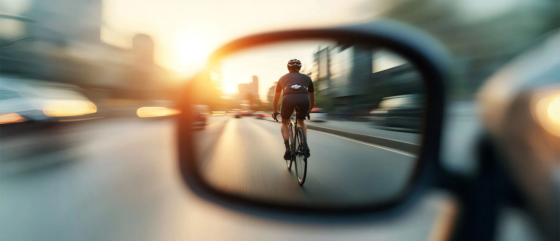 Radfahrer im Außenspiegel