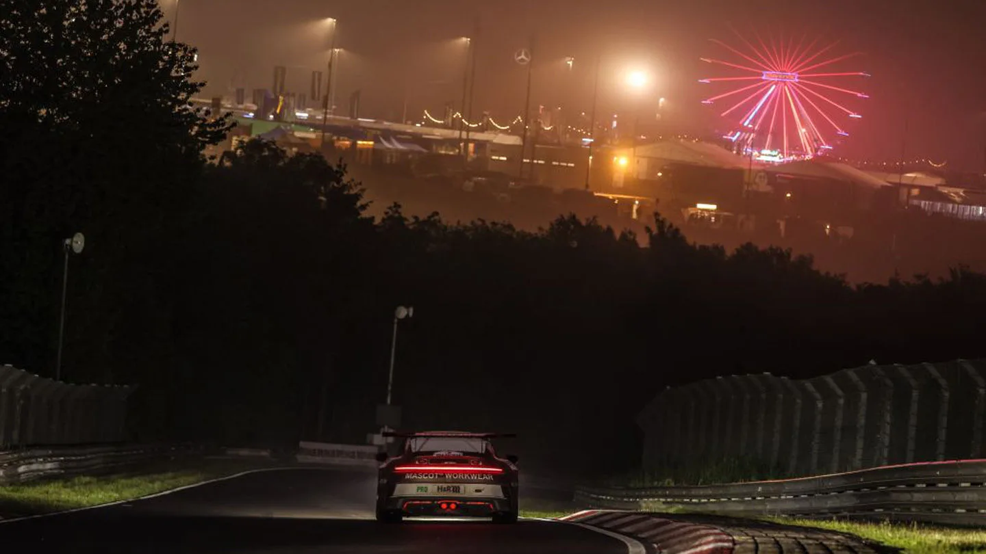 Nachts beim 24-Stunden-Rennen auf dem Nürburgring, im Hintergrund ein Riesenrad