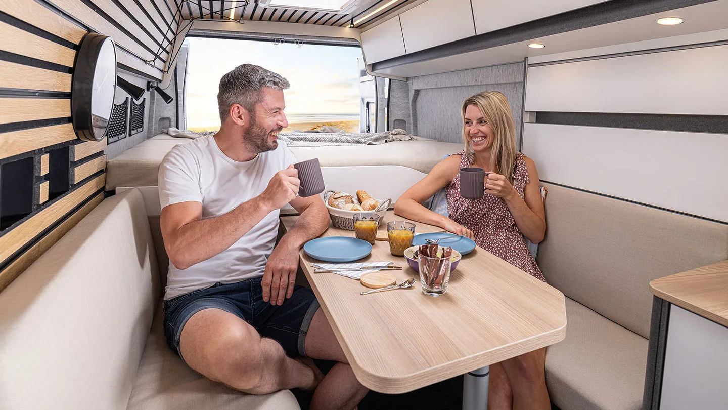 Innenansicht des Campervans Weinsberg Cara-Life 630 LQ mit Sitzgruppe