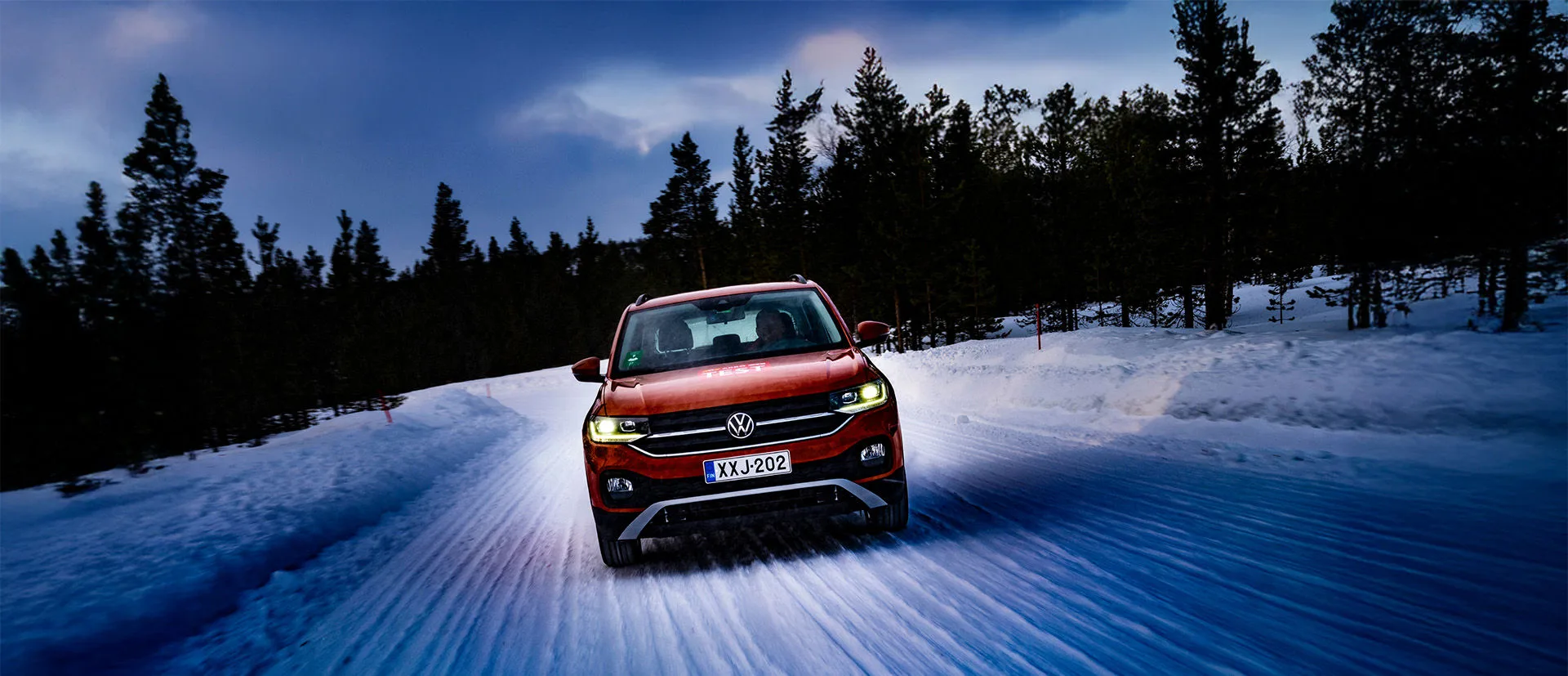 Auto im Schnee bei Nacht
