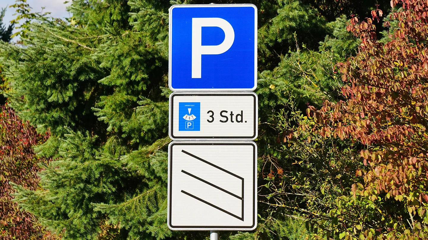 Straßenschild mit Parkscheibenzusatz