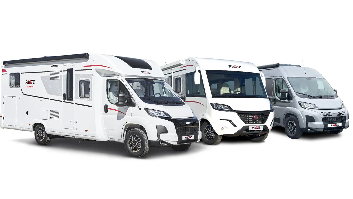 Wohnmobile nebeneinander aufgereiht