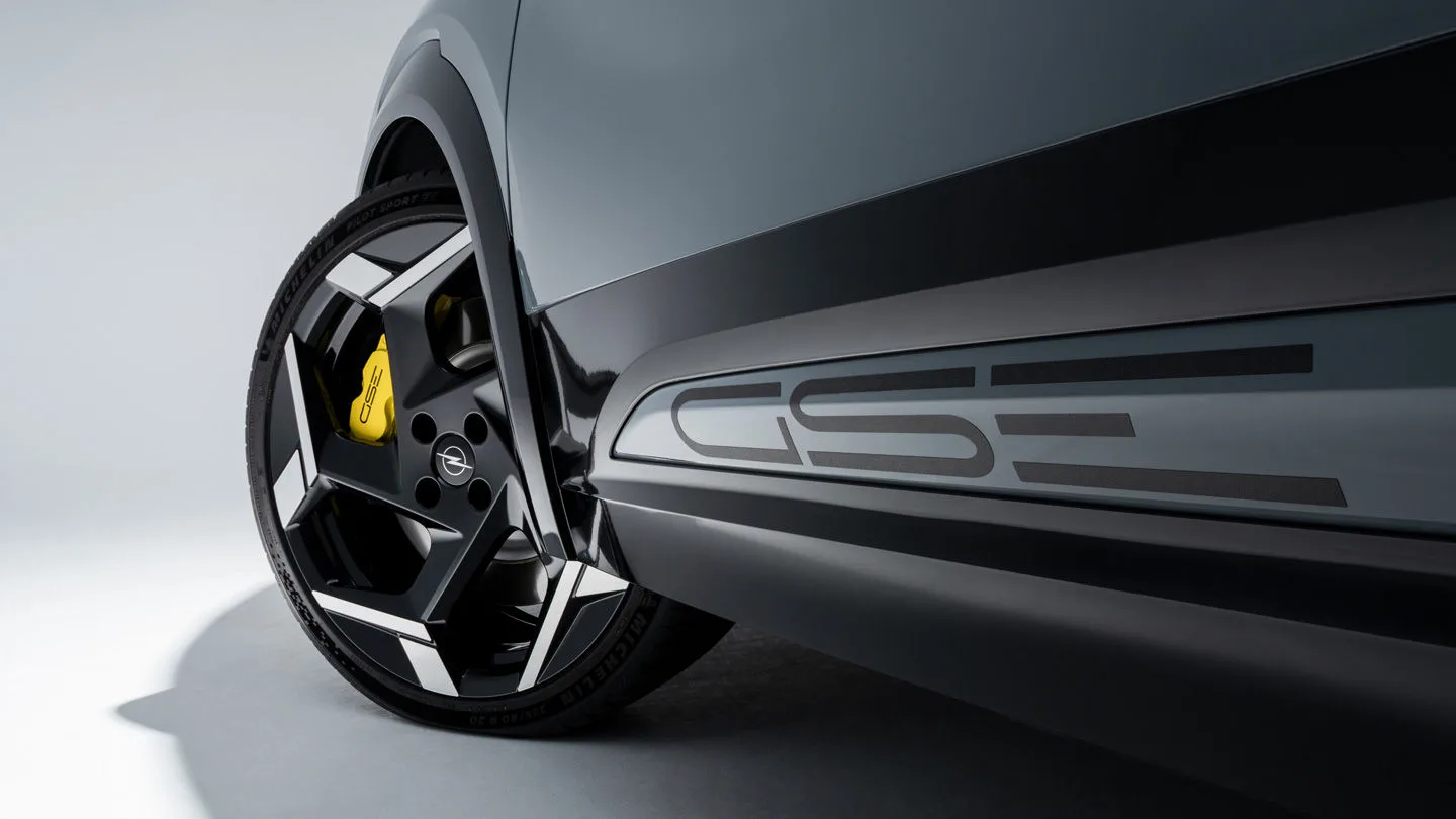 Opel Mokka GSE, statisch, Detailansicht, Rad mit gelbem Bremssattel, Kotflügel und GSE-Schriftzug