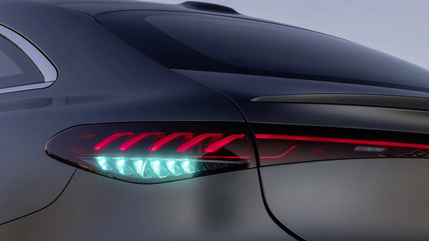 Heck eines Autos mit eingeschaltetem Licht