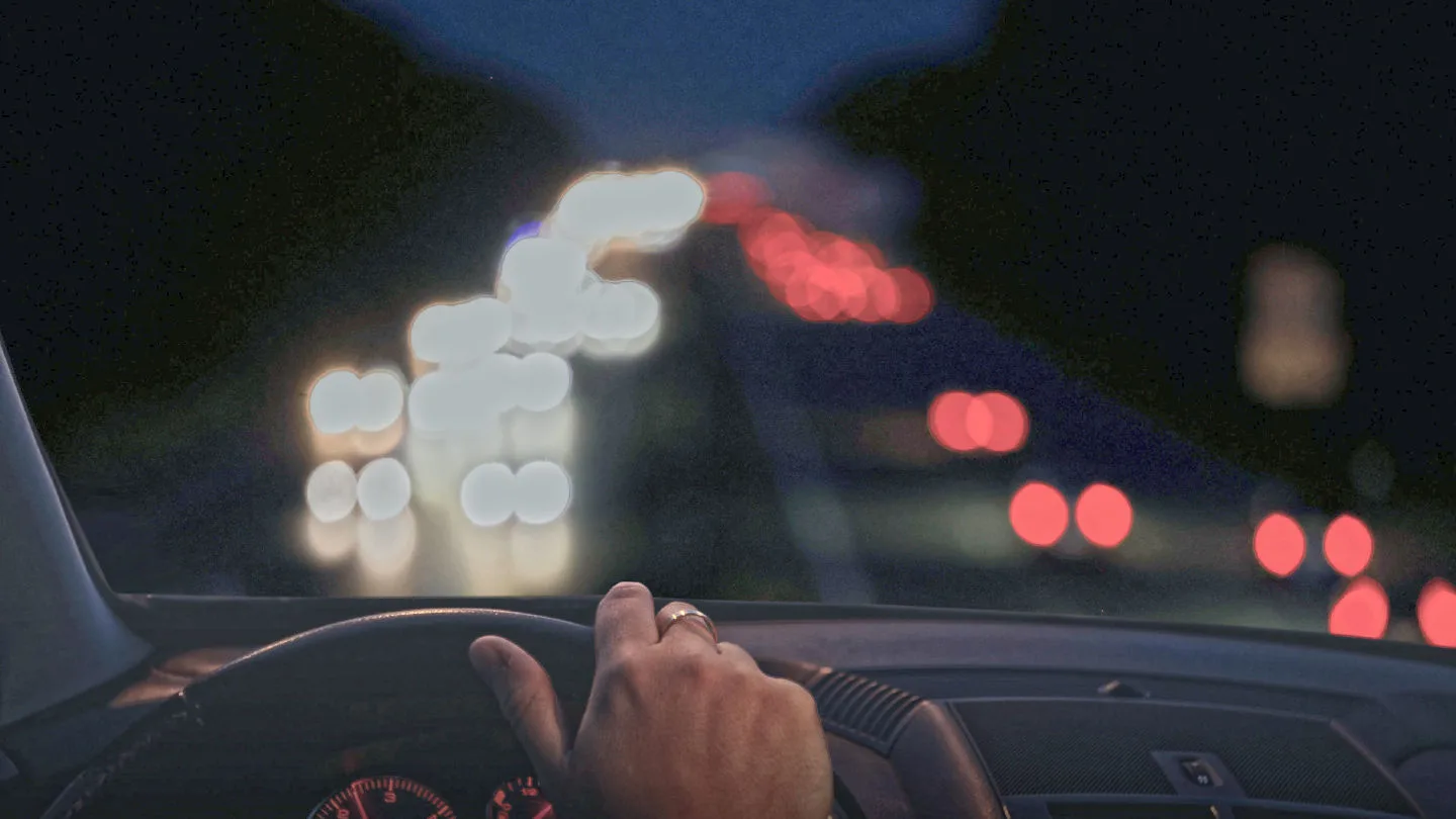 Autofahrt bei Nacht aus Fahrerperspektive