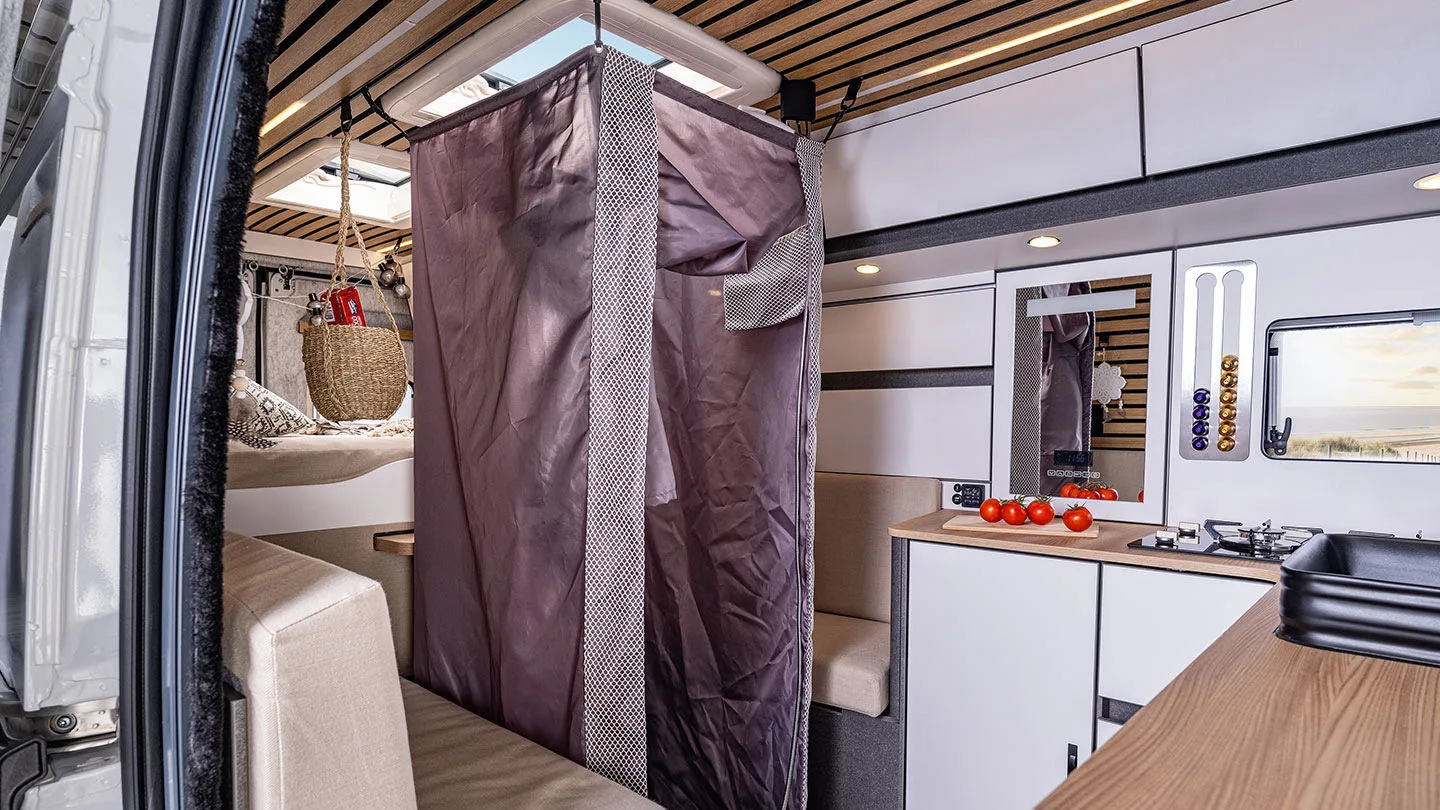 Innenansicht des Campervans Weinsberg Cara-Life 630 LQ mit faltbarer Dusche