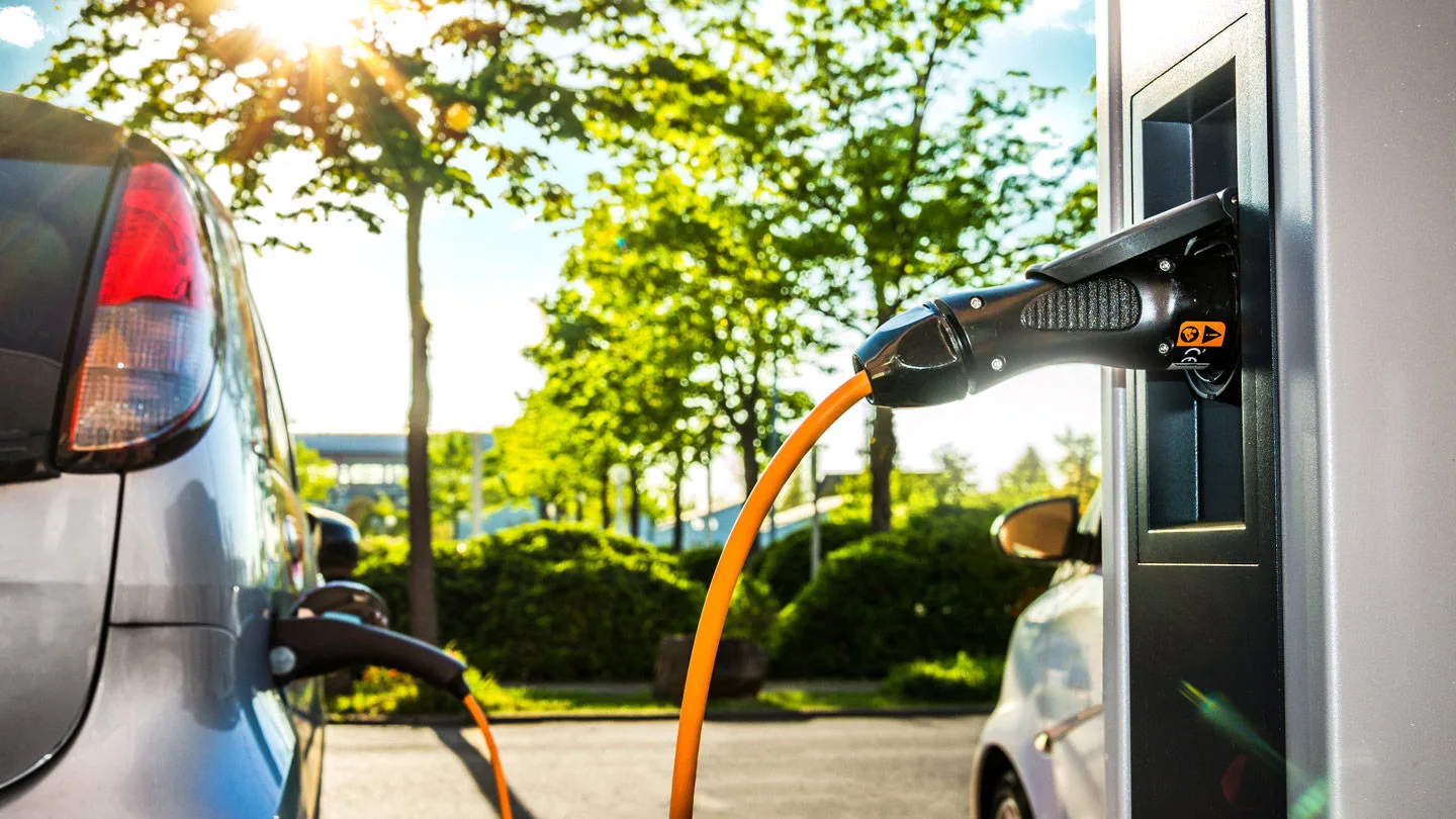 Elektroautos an einer Ladestation