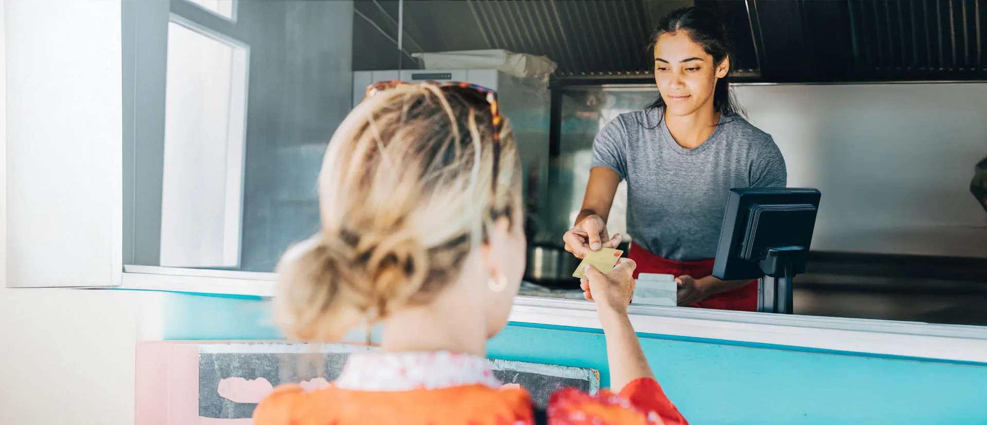 Frau zahlt ihren Einkauf mit ihrer Kreditkarte.