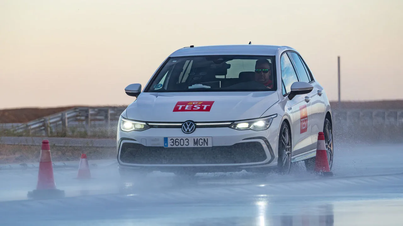 Bremstest auf nasser Straße VW Golf 8 Sommerreifen im Test Dimension 225/40 R18