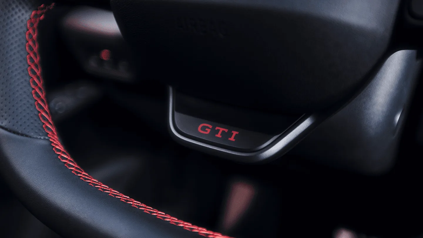 Detailaufname des GTI Schriftzugs