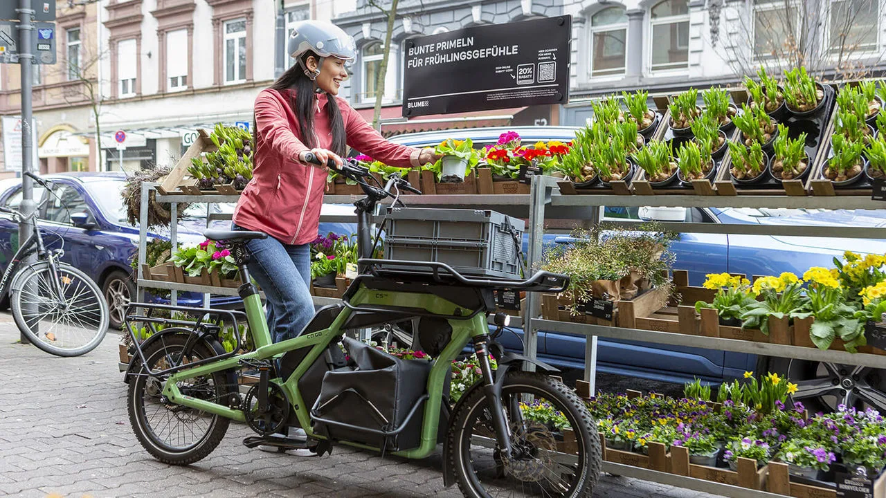 Frau auf Lastenrand auf einem Markt