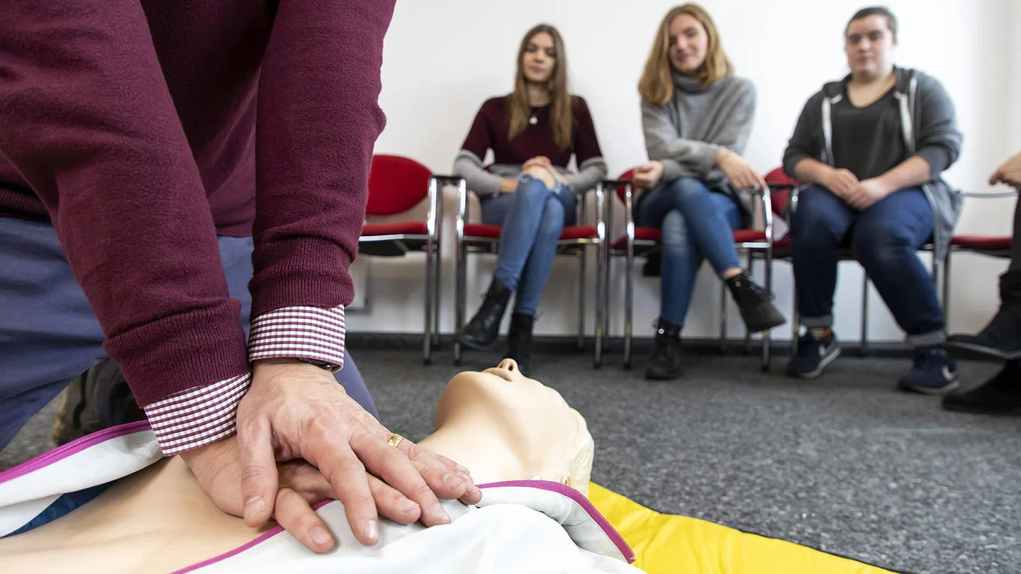 Herzdruckmassage mit Puppe bei einem Erste-Hilfe-Kurs