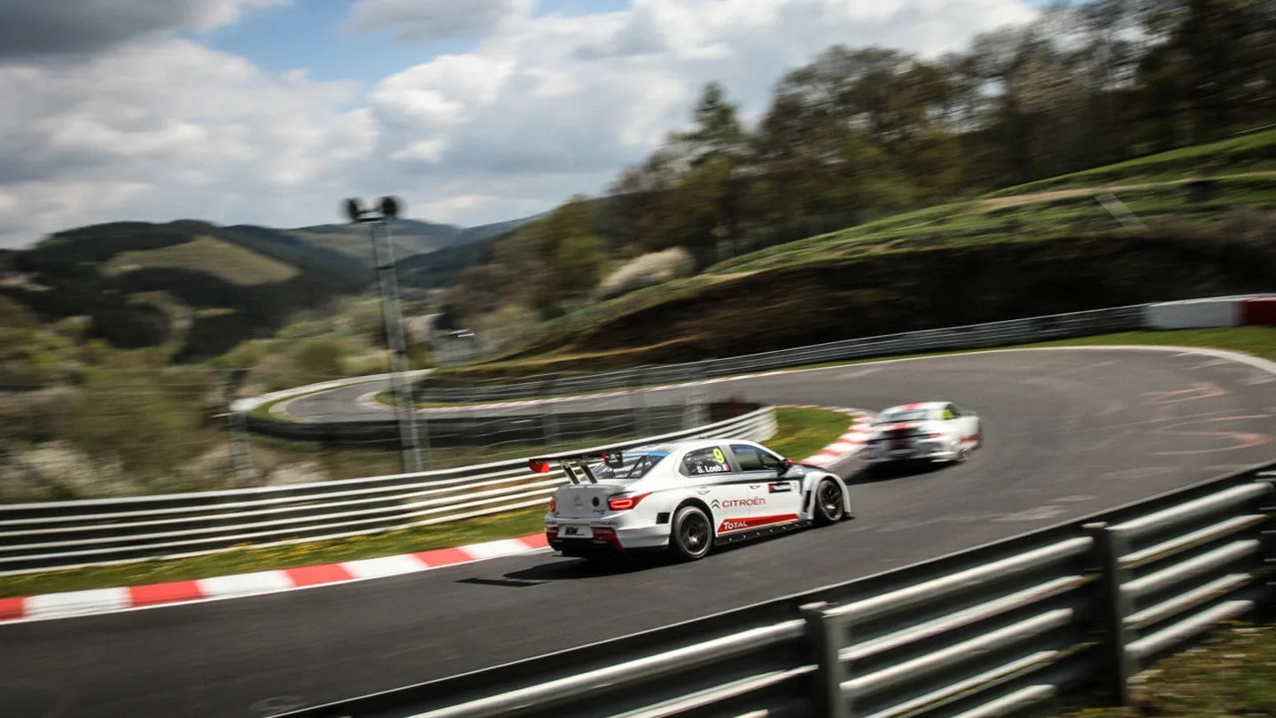 Rennwagen auf der Grand-Prix-Strecke des Nürburgrings