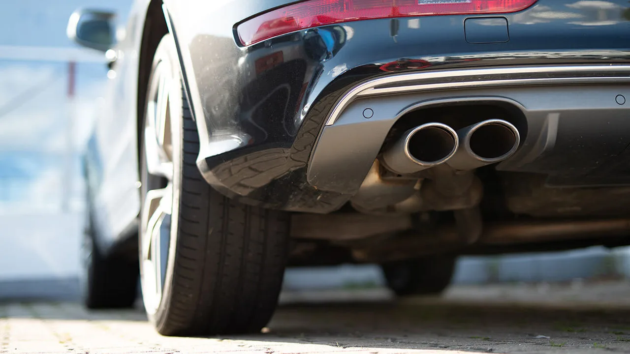 Auto von hinten mit Auspuff im Fokus