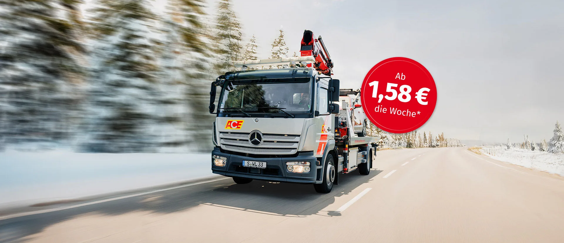 Mann sitzt am Schreibtisch und unterschreibt ein Formular